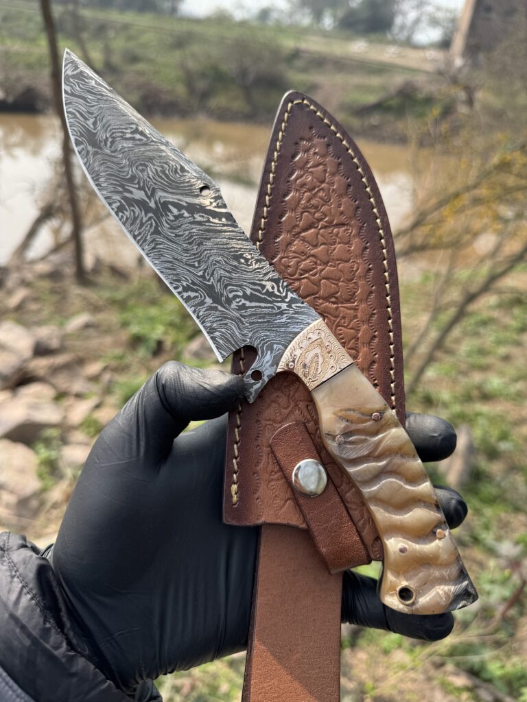Damascus Skinner knife - Rams horn